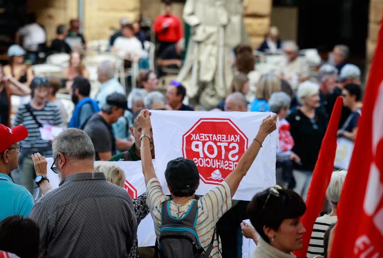 GRAFCAV266. SAN SEBASTIÁN (ESPAÑA), 03/10/2026.- El Sindicato de Inquilinas se manifiesta en toda España y con LAB en Euskadi tras el rechazo en el Congreso de los Diputados de los dos decretos sobre vivienda. EFE/Juan Herrero
