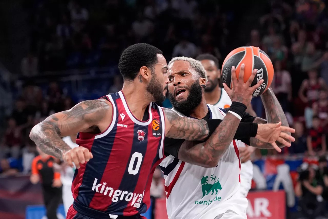 Vitoria, 02/10/2026.- El escolta estadounidense del Baskonia, Marcus Howard (i) presiona al base estadounidense del Armani Milán RJ Cole, durante el encuentro de Euroliga que disputan este viernes en el Fernando Buesa Arena de Vitoria. EFE / ADRIAN RUIZ HIERRO
