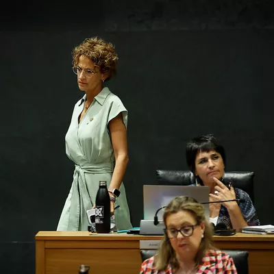PAMPLONA, 18/06/2026.- El pleno del Parlamento de Navarra ha aprobado este jueves el dictamen de la Comisión de Investigación sobre Obras Públicas en Navarra que concluye que no han podido acreditarse prácticas corruptas en el Gobierno foral o funcionarios ni injerencias políticas en las adjudicaciones. El documento aprobado integra las conclusiones generales suscritas conjuntamente por PSN, EH Bildu y Geroa Bai, y las recomendaciones consensuadas por estas tres siglas con el grupo de Contigo-Zurekin, que se ha abstenido. UPN, PPN y la parlamentaria no adscrita han votado en contra, y el parlamentario del Grupo Mixto (Vox), de baja médica, no ha acudido a la sesión. El resto de las conclusiones aportadas por cada grupo de manera individual, mantenidas como votos particulares, han sido desestimadas. El documento, aprobado en comisión el pasado 10 de junio tras casi un año de sesiones, sí ha constatado irregularidades y deficiencias en algunos procedimientos, especialmente en la duplicación de los túneles de Belate. En la imagen, la presidenta de Navarra, María Chivite (i). EFE/Villar López
