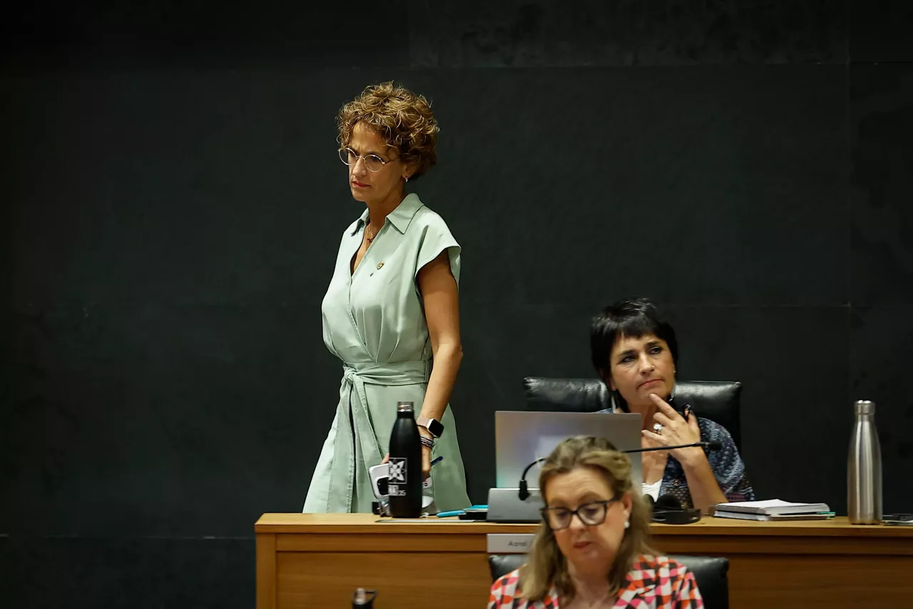 PAMPLONA, 18/06/2026.- El pleno del Parlamento de Navarra ha aprobado este jueves el dictamen de la Comisión de Investigación sobre Obras Públicas en Navarra que concluye que no han podido acreditarse prácticas corruptas en el Gobierno foral o funcionarios ni injerencias políticas en las adjudicaciones. El documento aprobado integra las conclusiones generales suscritas conjuntamente por PSN, EH Bildu y Geroa Bai, y las recomendaciones consensuadas por estas tres siglas con el grupo de Contigo-Zurekin, que se ha abstenido. UPN, PPN y la parlamentaria no adscrita han votado en contra, y el parlamentario del Grupo Mixto (Vox), de baja médica, no ha acudido a la sesión. El resto de las conclusiones aportadas por cada grupo de manera individual, mantenidas como votos particulares, han sido desestimadas. El documento, aprobado en comisión el pasado 10 de junio tras casi un año de sesiones, sí ha constatado irregularidades y deficiencias en algunos procedimientos, especialmente en la duplicación de los túneles de Belate. En la imagen, la presidenta de Navarra, María Chivite (i). EFE/Villar López
