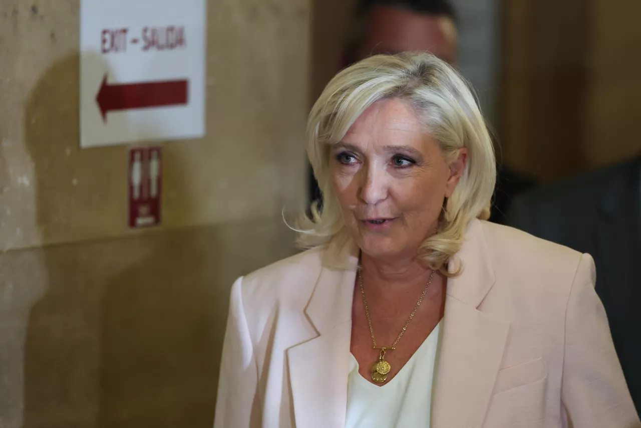 Paris (France), 07/07/2026.- Rassemblement National (RN) parliamentary party leader Marine Le Pen arrives at the Paris courthouse for a hearing on the verdict in her appeal trial in Paris, France, 07 July 2026. (Francia) EFE/EPA/Mohammed Badra
