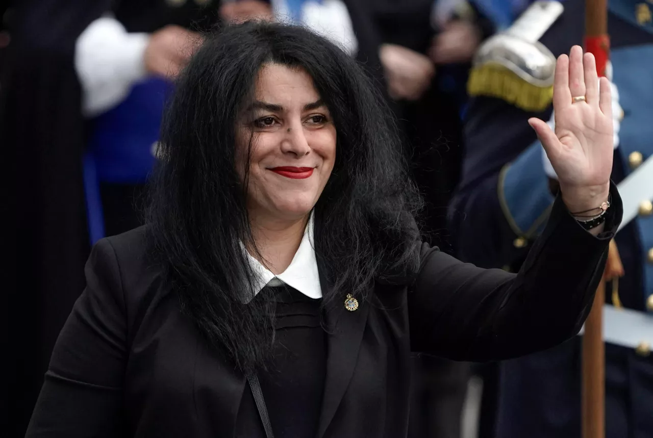 OVIEDO, 04/06/2026.- Foto de archivo tomada el 25/10/2024 de la artista francoiraní Marjane Satrapi, mundialmente conocida por el cómic y película 'Persepolis', a su llegada a la ceremonia de entrega de los  Premios Princesa de Asturias, en Oviedo. Satrapi falleció a los 56 años, informaron este jueves sus allegados. EFE/ Paco Paredes
