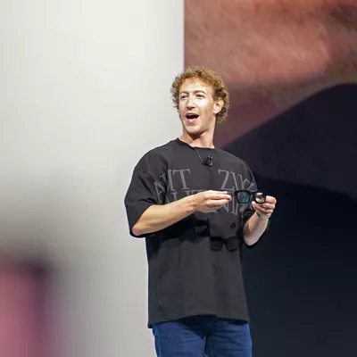 El director ejecutivo de Meta, Mark Zuckerberg, presentó este miércoles sus gafas más inteligentes, las Meta Ray-Ban Display, equipadas con una pequeña pantalla en el lente derecho que se puede controlar con gestos de la mano a través de una pulsera neural, pero cuando intentó demostrar cómo funcionaban se topó con varios fallos técnicos que achacó a una mala conexión de internet.

     El cofundador de Facebook no fue capaz de demostrar a un auditorio repleto de personas en la sede de Meta, en Menlo Park (California), cómo mantener una videollamada con estas gafas, ya que no pudo contestar a las varias llamadas de uno de sus empleados durante su conferencia de desarrolladores anual, Meta Connect.

     Zuckerberg, avergonzado, comentó que esta función había funcionado en los cientos de ensayos y que el fallo de hoy en las nuevas gafas -con un precio inicial de 799 dólares y que estarán disponibles a partir del 30 de septiembre en EE.UU.- se debía a una mala conexión de wifi.

     No obstante, Zuckerberg sí que mostró cómo con una simple mirada a la pantalla integrada en las lentes, pudo realizar tareas cotidianas, como revisar mensajes o ver fotos, sin necesidad de sacar el teléfono, solo con algunos movimientos de muñeca gracias a una pulsera, la Meta Neural Band.

     "Tenemos una nueva forma de interactuar con las gafas: reemplazamos el teclado, el ratón, la pantalla táctil, los botones y las ruedas de ajuste, ya que la pulsera neural detecta las señales enviadas desde el cerebro a través de pequeños movimientos musculares. De esta manera, podrán controlar sus gafas de forma silenciosa y prácticamente imperceptible", explicó Zuckerberg durante la presentación.

     En ese sentido, Zuckerberg demostró con éxito cómo pudo teclear un mensaje de texto simplemente escribiendo en el aire con la mano su respuesta.

     Con respecto a la pantalla, Zuckerberg anotó que está ligeramente "descentrada" hacia un lateral del lente para no obstruir la visión y desaparece automáticamente después de unos segundos cuando no se usa.

     "Además, tiene una resolución muy alta, concretamente 42 píxeles por grado, superior a la de cualquier otra pantalla del mercado, y un brillo de hasta 5000 nits, lo que garantiza una imagen nítida tanto en interiores como en exteriores", resaltó el director ejecutivo.

     También hubo fallos durante la demostración de la inteligencia artificial (IA) de Meta en la nueva generación de sus gafas inteligentes Ray-Ban -que tienen un precio inicial de 379 dólares- y un empleado de Meta no pudo mostrar cómo la IA le ayudaba a cocinar porque el chatbot decía que ya había mezclado los ingredientes cuando no era cierto. Problema que también se achacó a una mala conexión de wifi.

     "La ironía de todo esto es que pasas años desarrollando tecnología, y luego resulta que es el wifi el que te crea problemas", se lamentó Zuckerberg.

     La mayor diferencia de este nuevo modelo es que cuenta con una autonomía de batería mejorada -hasta ocho horas de uso con una sola carga, el doble que el modelo anterior- y la puede grabar video en 3K.

     "Amplificar las voces de amigos" ,Otra de las novedades es la función de "amplificar las voces de los amigos" al activar el modo de "conversación concentrada". Zuckerberg mostró un breve video pregrabado en el que se pudo ver cómo las gafas de Meta pueden aislar las conversaciones de una terraza y amplificar las voces de la persona que se tiene delante en entornos ruidosos.

     "Nuestro objetivo es crear unas gafas elegantes que ofrezcan una inteligencia personal avanzada y una sensación de presencia, mediante hologramas realistas", anotó el ejecutivo.

     En ese sentido, Zuckerberg afirmó que la superinteligencia será "la tecnología más importante de nuestra generación". Meta anunció este verano que invertirá "cientos de miles de millones de dólares en computación para desarrollar superinteligencia" o inteligencia artificial general (IAG), máquina superior a la inteligencia humana que, por ahora, solo es ficción.

     Meta también presentó unas gafas inteligentes diseñadas para deportes, las Oakley Meta Vanguard, que tienen una batería de hasta 9 horas y un precio de 499 dólares.