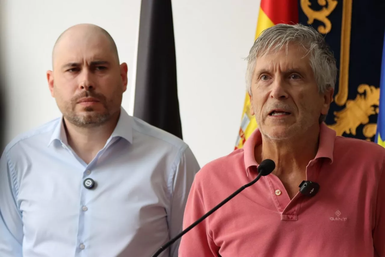 El ministro del Interior, Fernando Grande-Marlaska, junto al delegado del Gobierno en Ceuta, Miguel Ángel Pérez Triano, durante una rueda de prensa en Ceuta a 1 de agosto de 2026.



EUROPA PRESS

01/8/2026