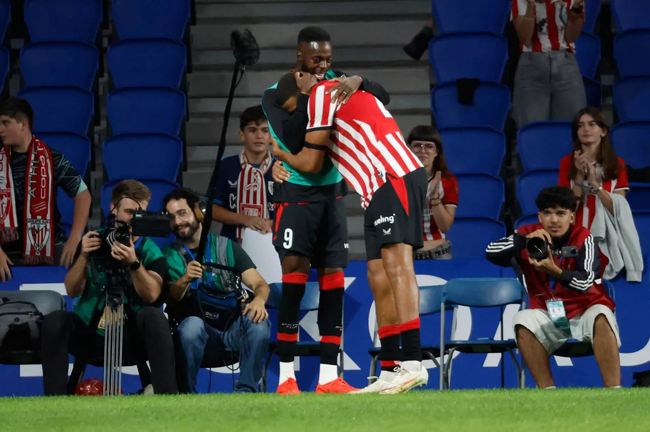 SAN SEBASTIÁN, 02/10/2026.- El delantero del Athletic Club, Maroan Sannadi (d), celebra con su compañero Iñaki Williams el primer gol de su equipo durante el encuentro amistoso que disputan este viernes frente a la Real Sociedad en el estadio de Anoeta, en San Sebastián. EFE / Juan Herrero.
