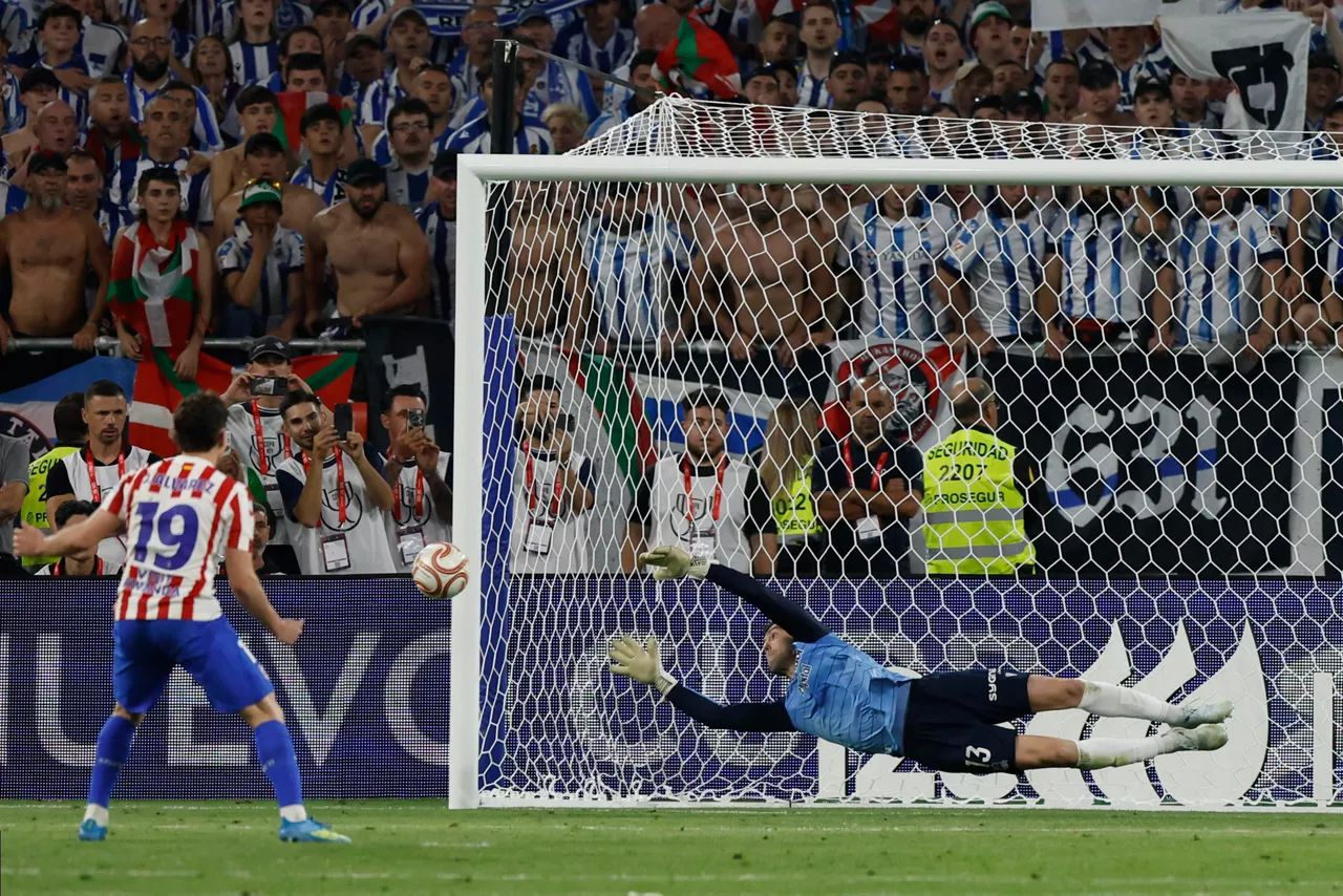 SEVILLA, 17/04/2026.- El guardameta de la Real Sociedad, Unai Marrero, detiene el lanzamiento del delantero argentino del Atlético de Madrid, Julián Álvarez, durante la final de la Copa del Rey que han disputado este sábado en el estadio de La Cartuja, en Sevilla. EFE/Julio Muñoz.
