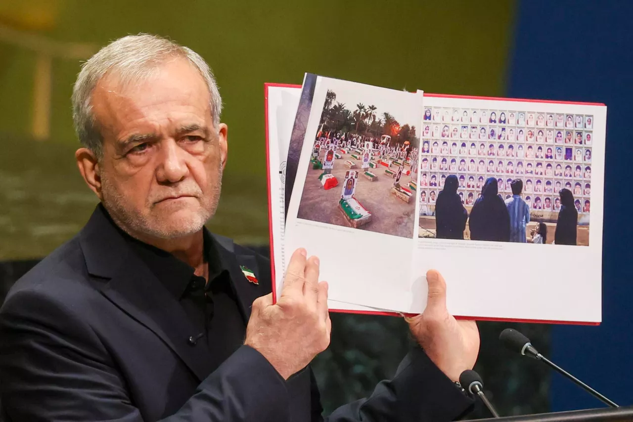 NEW YORK (United States), 23/09/2026.- President of Iran Masoud Pezeshkian shows visual aids as he speaks during the General Debate of the 81st session of the United Nations General Assembly at United Nations Headquarters in New York, New York, USA, 23 September 2026. (Nueva York) EFE/EPA/SARAH YENESEL
