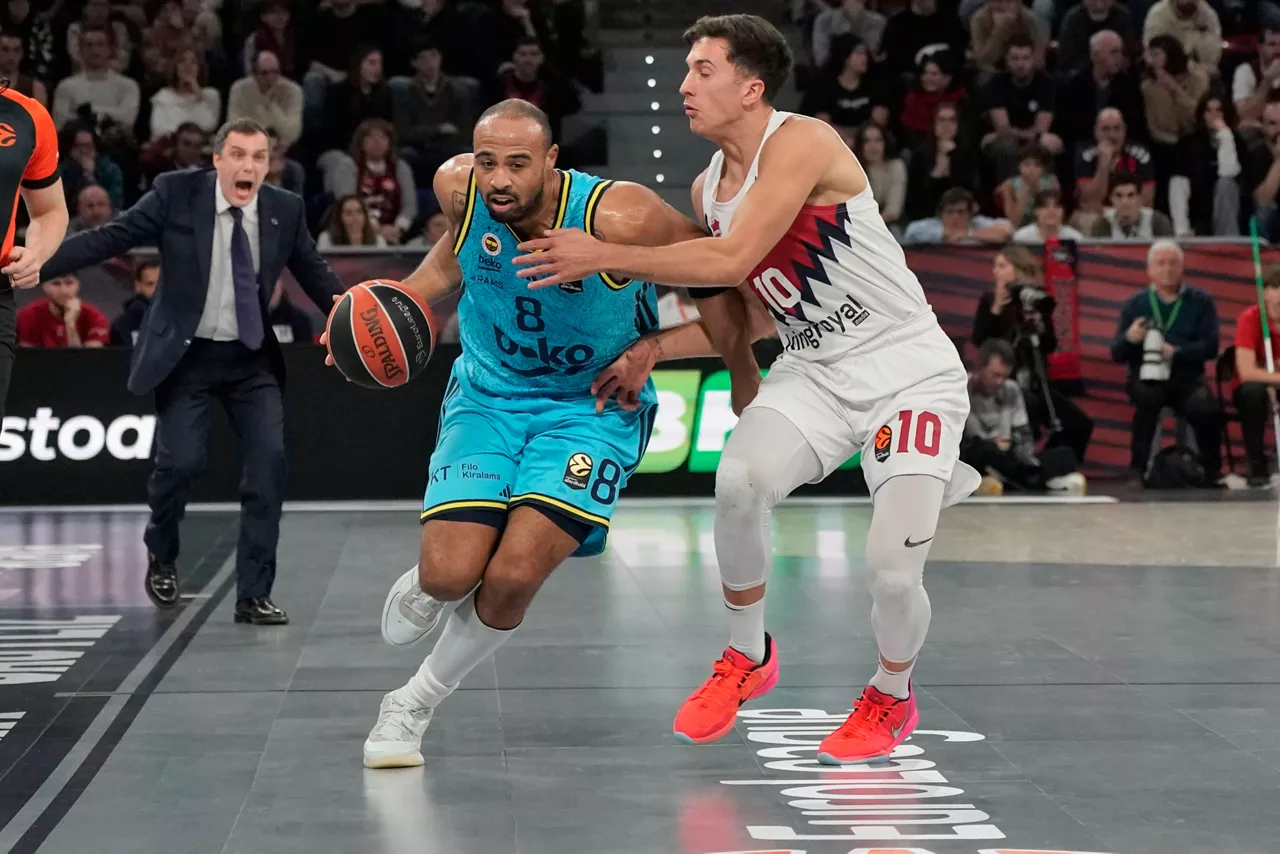 VITORIA, 02/01/2026.- El base del Fenerbahce Talen Horton Tucker (i) intenta escaparse del italiano Matteo Spagnolo, del Baskonia, durante el partido de la jornada 19 de la EuroLiga que Baskonia y Fenerbahce disputan hoy viernes en el Fernando Buesa Arena. EFE/ L. Rico
