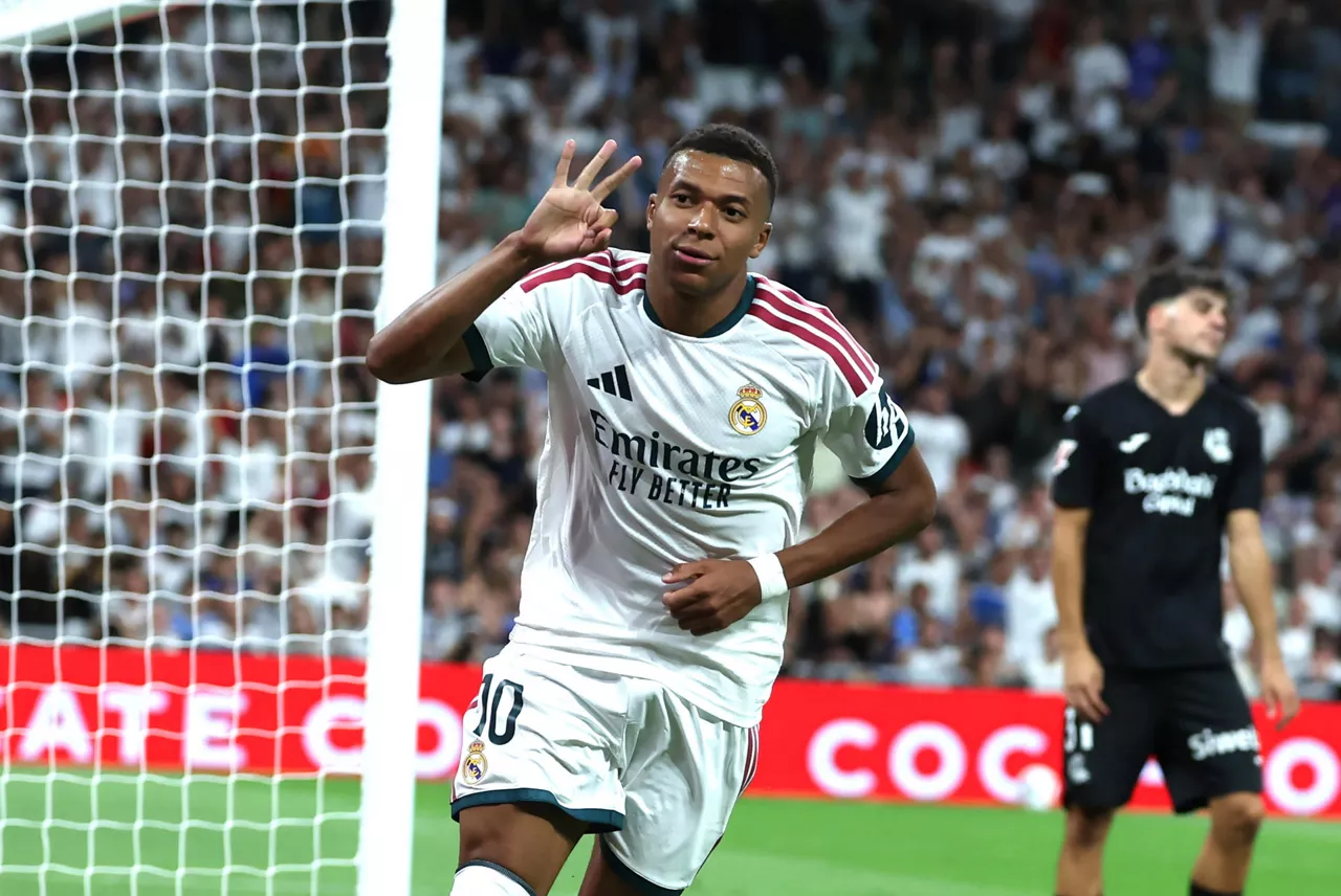 MADRID, 26/08/2026.- El delantero francés del Real Madrid Kylian Mbappé celebra su tercer gol durante el encuentro correspondiente a la primera jornada de LaLiga que Real Madrid y Real Sociedad disputan este miércoles en el Santiago Bernabéu, en Madrid. EFE/ Kiko Huesca
