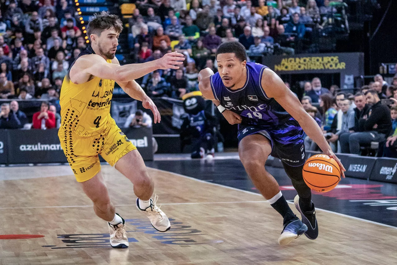 BILBAO, 17/01/2026.-El base sueco del Surne Bilbao Basket, Melwin Pantzar (d) y el escolta estadounidense del La Laguna Tenerife Wesley van Beck (i), durante el partido de la Liga Endesa disputado este sábado en el Bilbao Arena de la capital vizcaína. EFE/Javier Zorrilla
