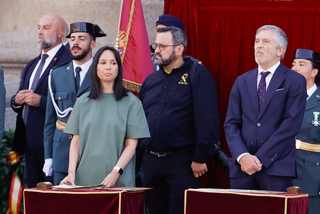 SAN LORENZO DE EL ESCORIAL (MADRID), 01/07/2026.- La directora general de la Guardia Civil, Mercedes González (i), y el ministro del Interior, Fernando Grande-Marlaska (d), asisten al acto de entrega de los despachos de empleo a la XLVI promoción de suboficiales de la Guardia Civil presidido por el rey Felipe este miércoles en la Lonja Principal del Real Monasterio de San Lorenzo de El Escorial. EFE/Javier Lizón
