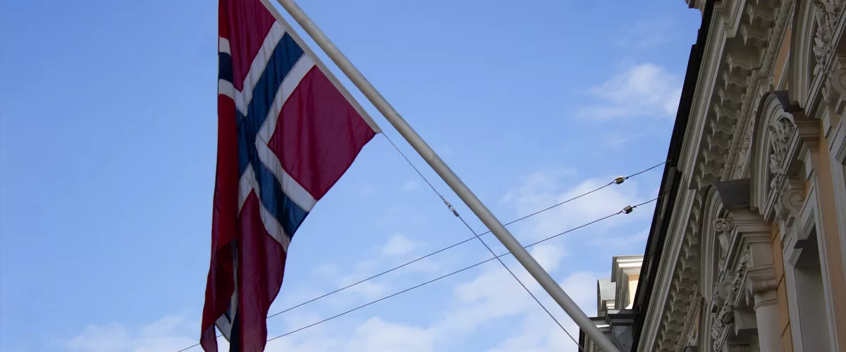 (Foto de ARCHIVO)

April 26, 2023, Moscow, Russia: The national flag of Norway is seen above the embassy of the Kingdom of Norway in Moscow. Russia has made a decision to expel ten diplomats from Norway's Moscow embassy, according to the Russian Foreign Ministry. The decision followed the announcement on April 13 2023 that the Norwegian authorities had expelled 15 Russian embassy officials.



Europa Press/Contacto/Vlad Karkov

13/4/2023