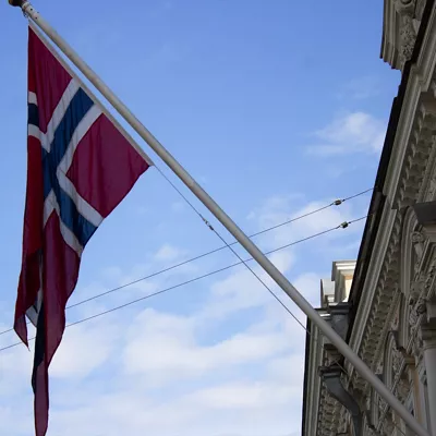 (Foto de ARCHIVO)

April 26, 2023, Moscow, Russia: The national flag of Norway is seen above the embassy of the Kingdom of Norway in Moscow. Russia has made a decision to expel ten diplomats from Norway's Moscow embassy, according to the Russian Foreign Ministry. The decision followed the announcement on April 13 2023 that the Norwegian authorities had expelled 15 Russian embassy officials.



Europa Press/Contacto/Vlad Karkov

13/4/2023