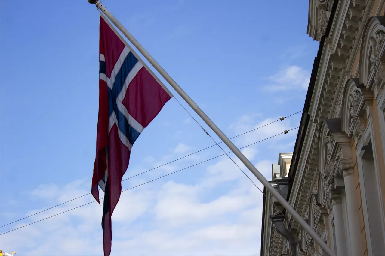 (Foto de ARCHIVO)

April 26, 2023, Moscow, Russia: The national flag of Norway is seen above the embassy of the Kingdom of Norway in Moscow. Russia has made a decision to expel ten diplomats from Norway's Moscow embassy, according to the Russian Foreign Ministry. The decision followed the announcement on April 13 2023 that the Norwegian authorities had expelled 15 Russian embassy officials.



Europa Press/Contacto/Vlad Karkov

13/4/2023