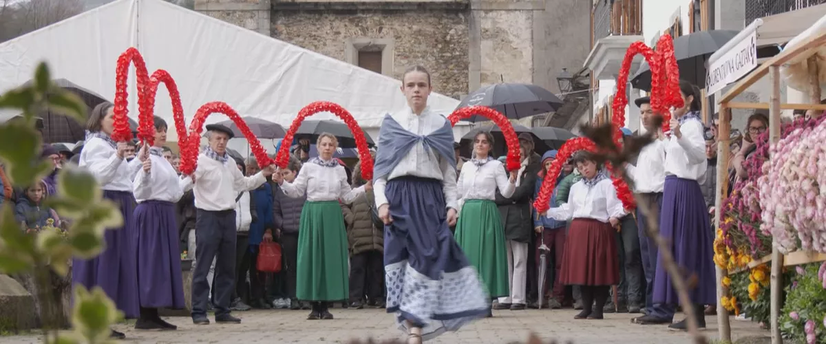 Omenaldia Mikel Zabalzari Orbaizeta jaioterrian, Guardia Zibilak hil zuela 40 urte direnean

Senide eta lagunak bildu dira urteurren berezi honetan, familiaren etxe aurrean duen monolitoaren inguruan
Gaurkoan gainera, bertan izan da Hego Euskal Herrian barrena bere figuraren erakusketa daraman autobusa
