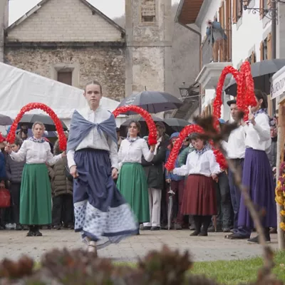 Omenaldia Mikel Zabalzari Orbaizeta jaioterrian, Guardia Zibilak hil zuela 40 urte direnean

Senide eta lagunak bildu dira urteurren berezi honetan, familiaren etxe aurrean duen monolitoaren inguruan
Gaurkoan gainera, bertan izan da Hego Euskal Herrian barrena bere figuraren erakusketa daraman autobusa
