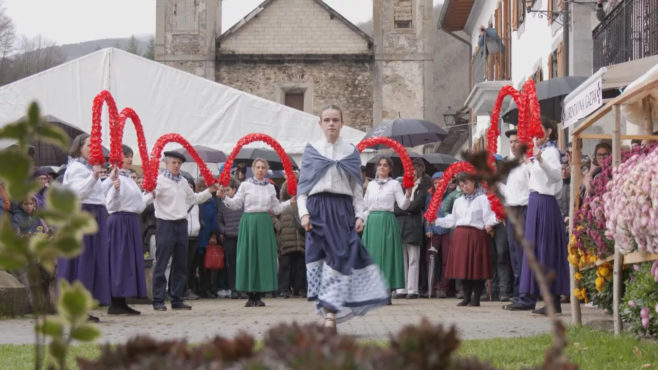 Omenaldia Mikel Zabalzari Orbaizeta jaioterrian, Guardia Zibilak hil zuela 40 urte direnean

Senide eta lagunak bildu dira urteurren berezi honetan, familiaren etxe aurrean duen monolitoaren inguruan
Gaurkoan gainera, bertan izan da Hego Euskal Herrian barrena bere figuraren erakusketa daraman autobusa
