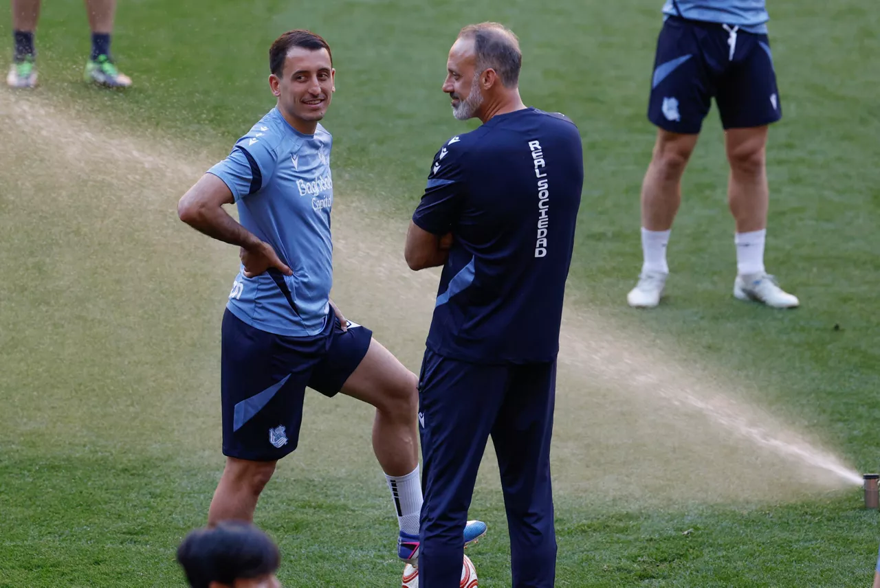 SEVILLA, 17/04/2026.- El técnico de la Real Sociedad, el estadounidense Pellegrino Matarazzo (d), conversa con el centrocampista y capitán del conjunto Mikel Oyarzabal (i) durante una sesión de entrenamiento en Sevilla, este viernes, en la víspera de la final de la Copa del Rey que enfrentará al Atlético de Madrid y la Real Sociedad en el estadio de La Cartuja de la capital hispalense. EFE/ Julio Muñoz
