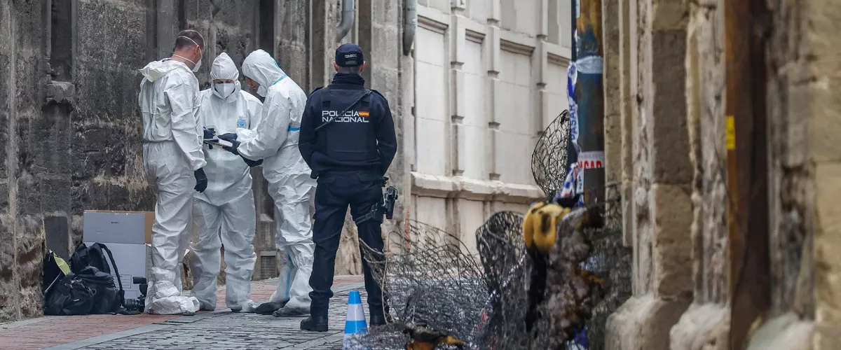 MIRANDA DE EBRO (BURGOS), 11/03/2026.- Agentes de la Policía Nacional junto al edificio de la localidad de Miranda de Ebro incendiado esta noche, y en el que han muerto tres mujeres. Un hombre ha sido detenido esta mañana en Miranda de Ebro (Burgos) por su posible relación con el incendio provocado esta pasada noche en un edificio en la localidad y en el que han muerto tres mujeres, un caso sobre el que la delegación del Gobierno contra la Violencia de Género recaba datos "por un presunto caso de violencia de género".EFE/ Santi Otero
