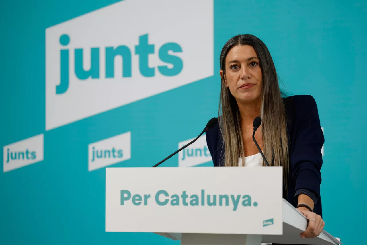 GRAFCAT5256. BARCELONA, 03/12/2025.- La portavoz de JxCat en el Congreso, Míriam Nogueras, durante la rueda de prensa que ha ofrecido este miércoles en Barcelona en la que ha asegurado que el movimiento llevado a cabo ayer martes por el presidente del Gobierno, Pedro Sánchez, no ha cambiado la posición de Junts y ha emplazado al PSOE a que "tome decisiones": "Estamos donde estábamos la semana pasada", ha señalado. EFE/Toni Albir
