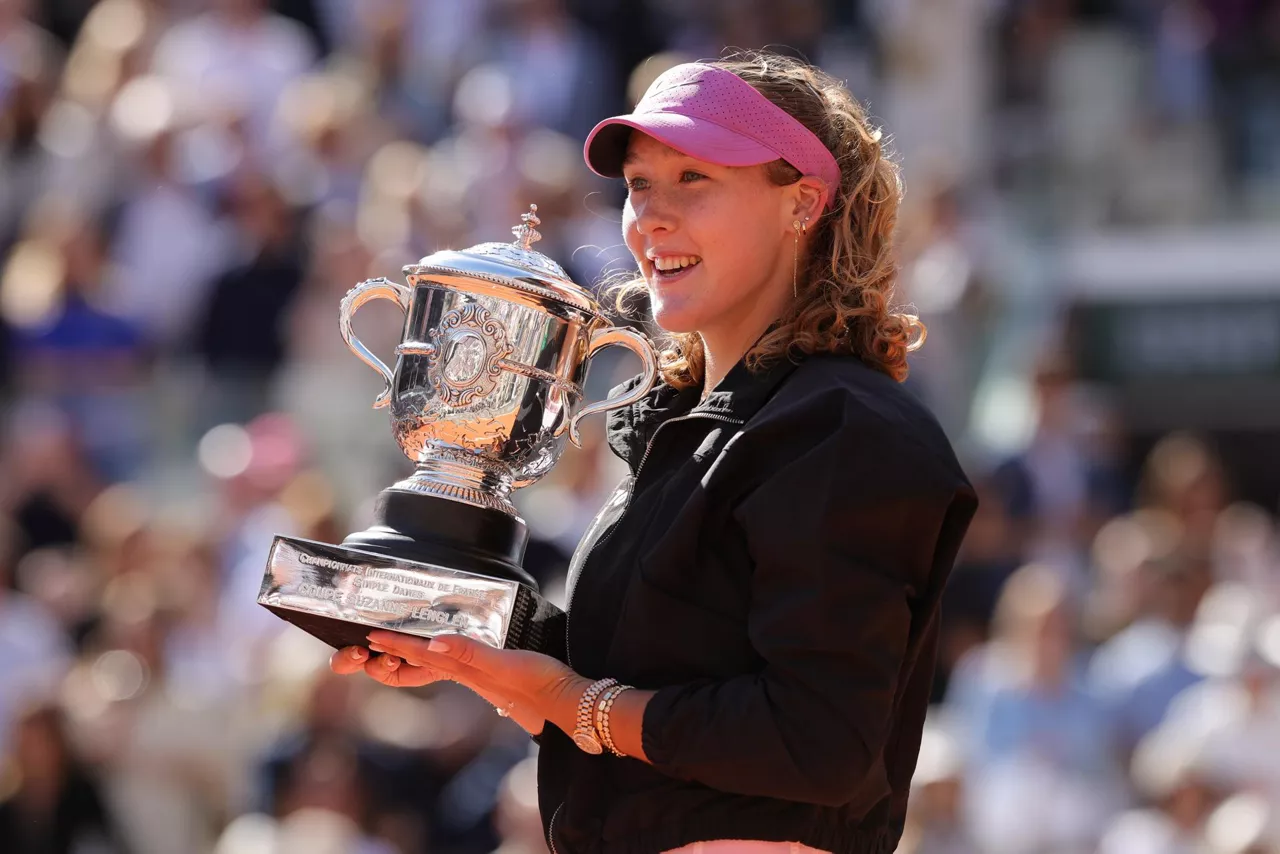 Paris (France), 06/06/2026.- Mirra Andreeva of Russia celebrates with her Suzanne Lenglen trophy after winning her Women's final match against Maja Chwalinska of Poland at the French Open Grand Slam tennis tournament at Roland Garros in Paris, France, 06 June 2026. (Tenis, Abierto, Francia, Polonia, Rusia) EFE/EPA/TERESA SUAREZ
