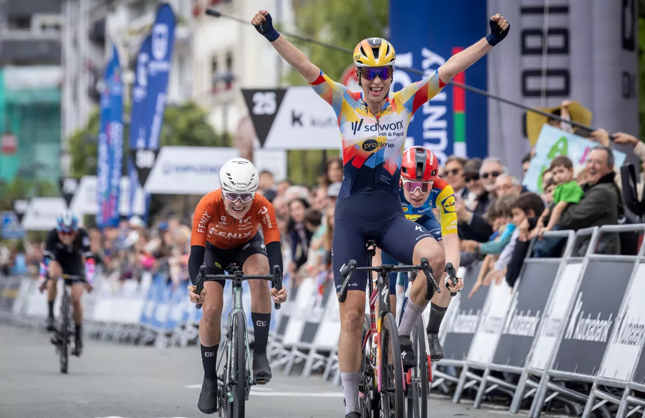 ZARAUTZ (GIPUZKOA), 15/05/2026.- La ciclista neerlandesa Misha Bredewold, del equipo SD Worx-Pro Time, se ha impuesto este viernes en la primera etapa de la Itzulia Women 2026, con salida y llegada en Zarautz sobre un recorrido de 121,3 kilómetros. EFE/Javier Etxezarreta
