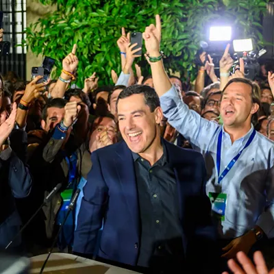 SEVILLA. 17/05/2026.- El candidato a la presidencia de la Junta de Andalucía por el PP, Juanma Moreno, en las puertas de la sede de su partido en Sevilla, donde ha celebrado los resultados electorales andaluces de este domingo. EFE/ Raúl Caro.

