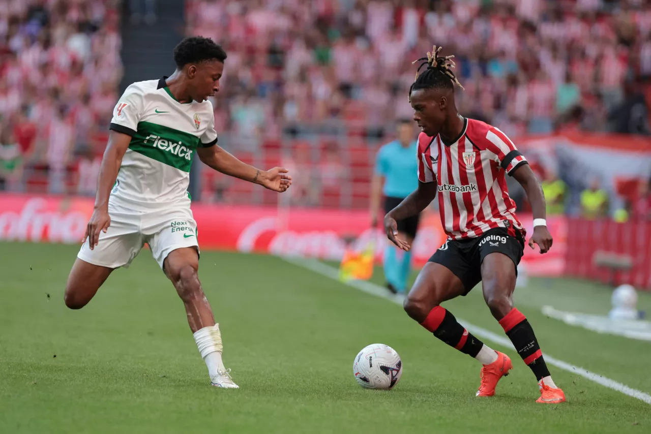 BILBAO, 12/09/2026.- El delantero del Athletic Club Nico Williams (d) durante el encuentro correspondiente a LaLiga EA Sports entre el Athletic Club y el Elche en el estadio de San Mamés de Bilbao, este sábado. EFE/ Luis Tejido

