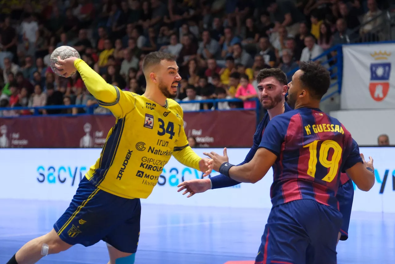 TELDE (GRAN CANARIA), 07/02/2026.- El jugador del Irudek Bidasoa Irún Nacho Valles (i) lanza ante el jugador del Barcelona Timothey N’Guessan (d) durante el partido de semifinales de la Copa de España de balonmano que se disputa este sábado en Telde. EFE/ Angel Medina G.
