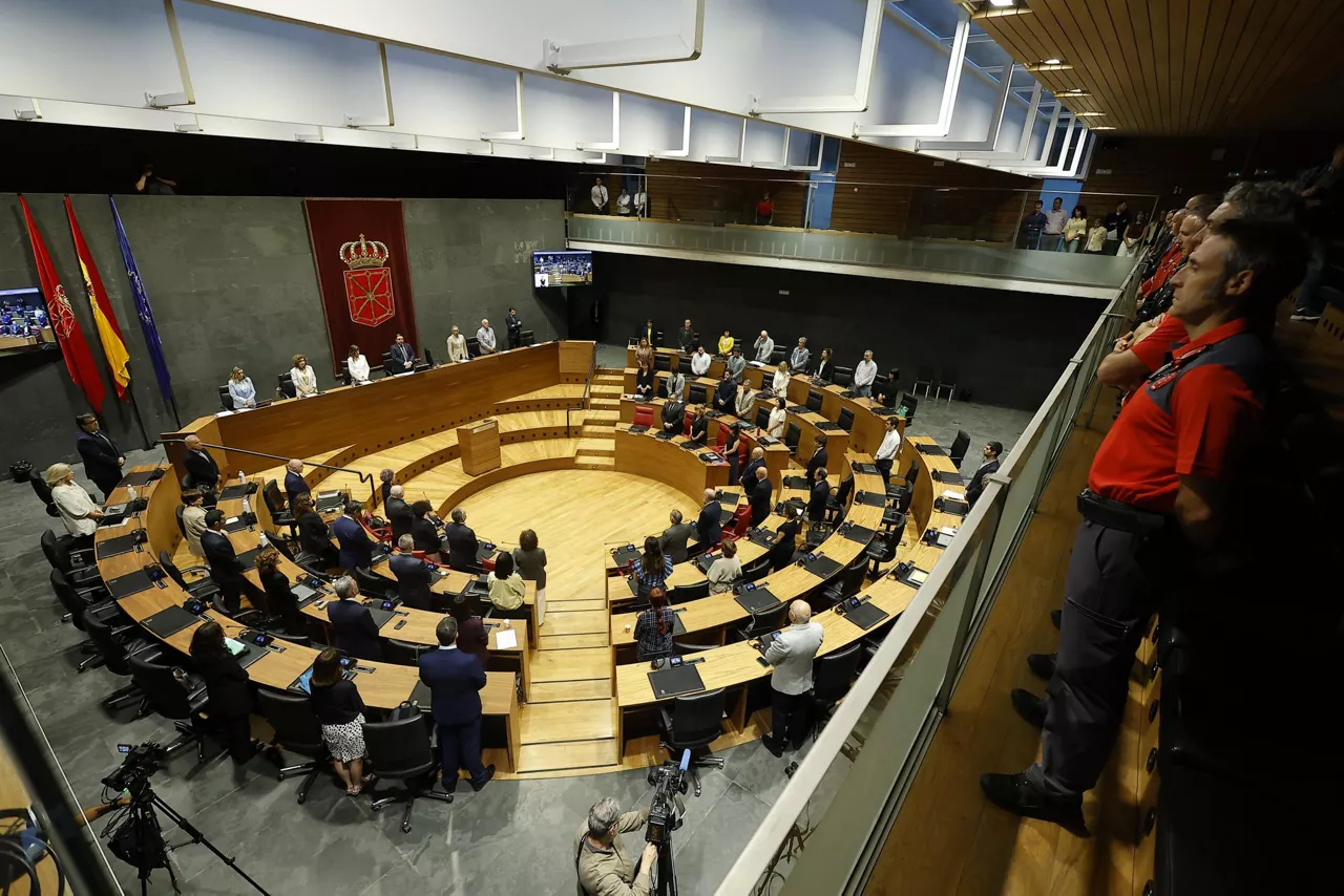 PAMPLONA, 04/06/2026.- El pleno del Parlamento de Navarra, con la asistencia de la consejera de Justicia e Interior, Inmaculada Jurío, y el Jefe de la Policía Foral de Navarra, Iván Ortueta, entre otros, ha homenajeado con un minuto de silencio al inicio de su sesión semanal a los cinco agentes de la Policía foral fallecidos ayer en accidente de tráfico en Gipuzkoa y ha mostrado su "reconocimiento, respeto y gratitud" a los fallecidos por su "compromiso y vocación de servicio". EFE/ Villar López
