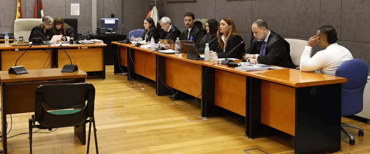 BILBAO, 13/05/2026.- La Audiencia de Bizkaia ha comenzado este miércoles un nuevo juicio por homicidio a Nelson D.M.B. (d), ya condenado por el asesinato de un hombre y a quién se le relaciona con otros casos similares de crímenes a individuos con quienes quedaba a través de una aplicación de contactos gays ocurridos en 2021 en Bilbao. EFE/ Miguel Toña
