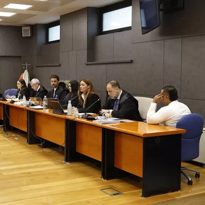 BILBAO, 13/05/2026.- La Audiencia de Bizkaia ha comenzado este miércoles un nuevo juicio por homicidio a Nelson D.M.B. (d), ya condenado por el asesinato de un hombre y a quién se le relaciona con otros casos similares de crímenes a individuos con quienes quedaba a través de una aplicación de contactos gays ocurridos en 2021 en Bilbao. EFE/ Miguel Toña
