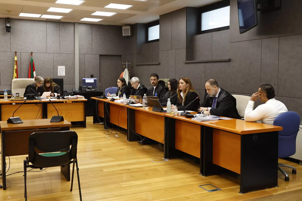 BILBAO, 13/05/2026.- La Audiencia de Bizkaia ha comenzado este miércoles un nuevo juicio por homicidio a Nelson D.M.B. (d), ya condenado por el asesinato de un hombre y a quién se le relaciona con otros casos similares de crímenes a individuos con quienes quedaba a través de una aplicación de contactos gays ocurridos en 2021 en Bilbao. EFE/ Miguel Toña
