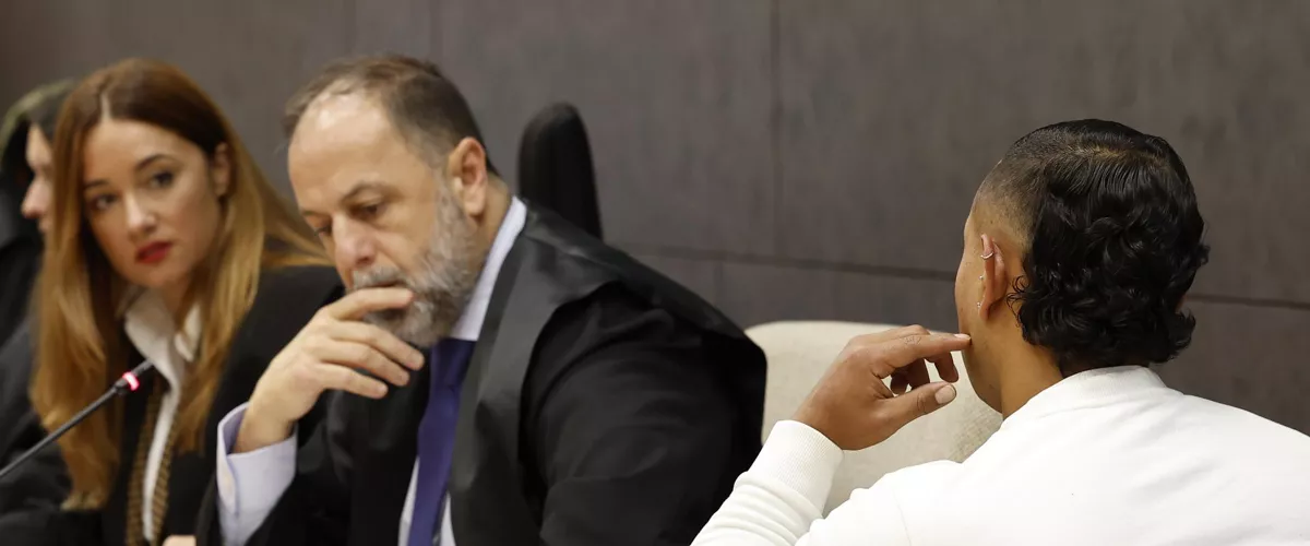 BILBAO, 13/05/2026.- La Audiencia de Bizkaia ha comenzado este miércoles un nuevo juicio por homicidio a Nelson D.M.B. (d), ya condenado por el asesinato de un hombre y a quién se le relaciona con otros casos similares de crímenes a individuos con quienes quedaba a través de una aplicación de contactos gays ocurridos en 2021 en Bilbao. EFE/ Miguel Toña
