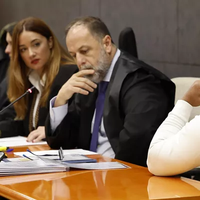 BILBAO, 13/05/2026.- La Audiencia de Bizkaia ha comenzado este miércoles un nuevo juicio por homicidio a Nelson D.M.B. (d), ya condenado por el asesinato de un hombre y a quién se le relaciona con otros casos similares de crímenes a individuos con quienes quedaba a través de una aplicación de contactos gays ocurridos en 2021 en Bilbao. EFE/ Miguel Toña
