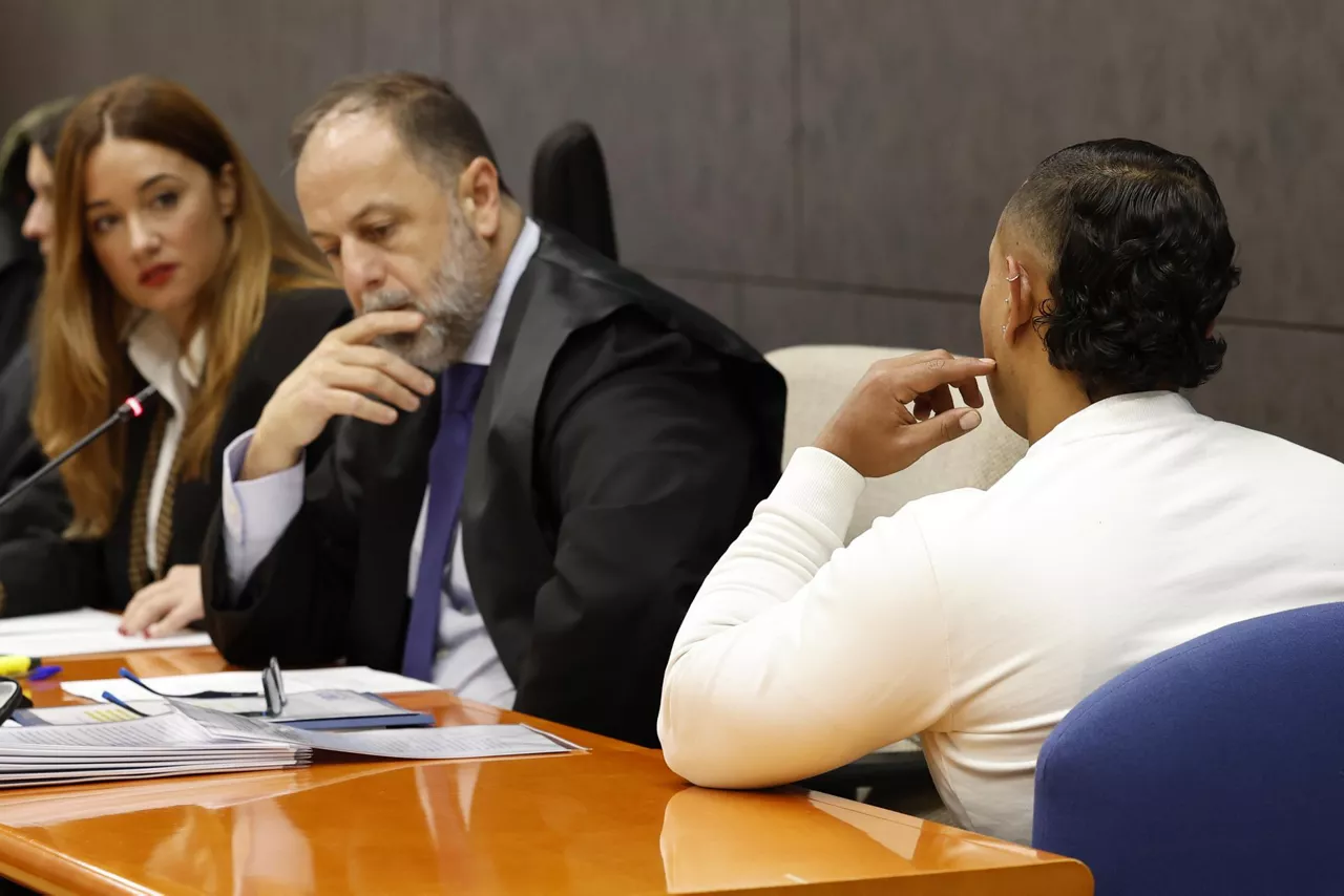 BILBAO, 13/05/2026.- La Audiencia de Bizkaia ha comenzado este miércoles un nuevo juicio por homicidio a Nelson D.M.B. (d), ya condenado por el asesinato de un hombre y a quién se le relaciona con otros casos similares de crímenes a individuos con quienes quedaba a través de una aplicación de contactos gays ocurridos en 2021 en Bilbao. EFE/ Miguel Toña

