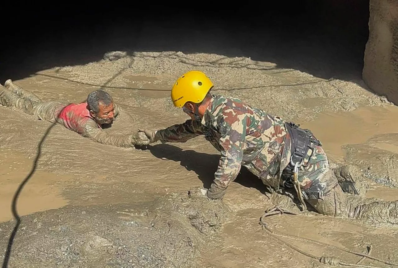 Rasuwa District (Nepal), 29/08/2026.- A handout photo made available by the Nepal Army shows army personnel rescuing survivors from a hydropower tunnel following flash floods in Rasuwa District, Nepal, 28 August 2026 (issued 29 August 2026). According to National Disaster Risk Reduction and Management Authority (NDRRMA), more than 600 people were killed and hundreds remain missing across northern Nepal after a glacial collapse and avalanche triggered flash floods and mudslides along the Bhotekoshi and Trishuli river valleys near the Nepal-Tibet border, causing widespread destruction to settlements and infrastructure. (Inundaciones, Avalancha) EFE/EPA/NEPAL ARMY HANDOUT HANDOUT EDITORIAL USE ONLY/NO SALES

