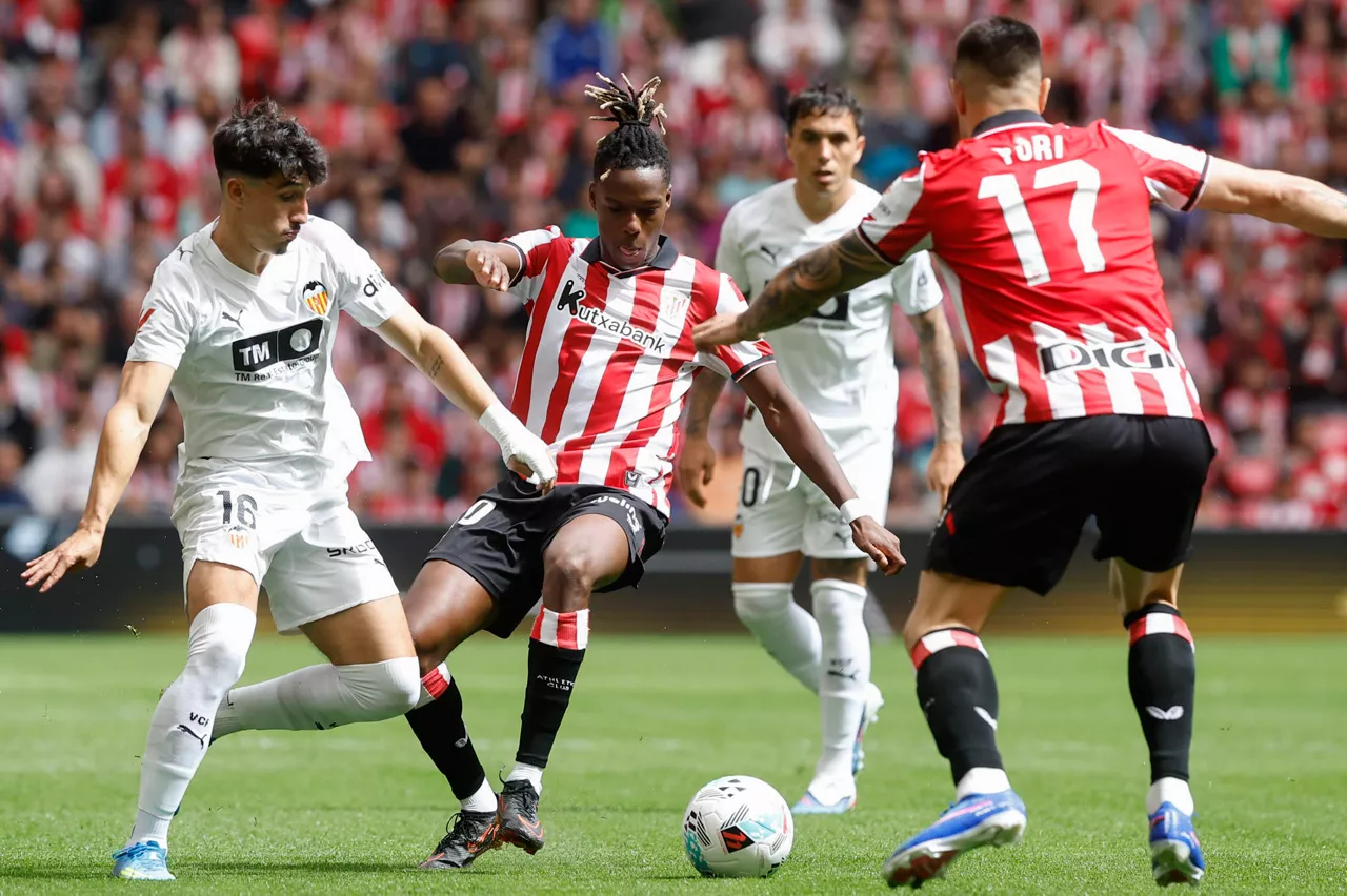 BILBAO, 10/05/2026.- El delantero del Athletic Nico Williams (c) controla el balón ante Diego López, del Valencia, durante el partido de Liga disputado este domingo en el estadio de San Mamés, en Bilbao. EFE/Miguel Toña
