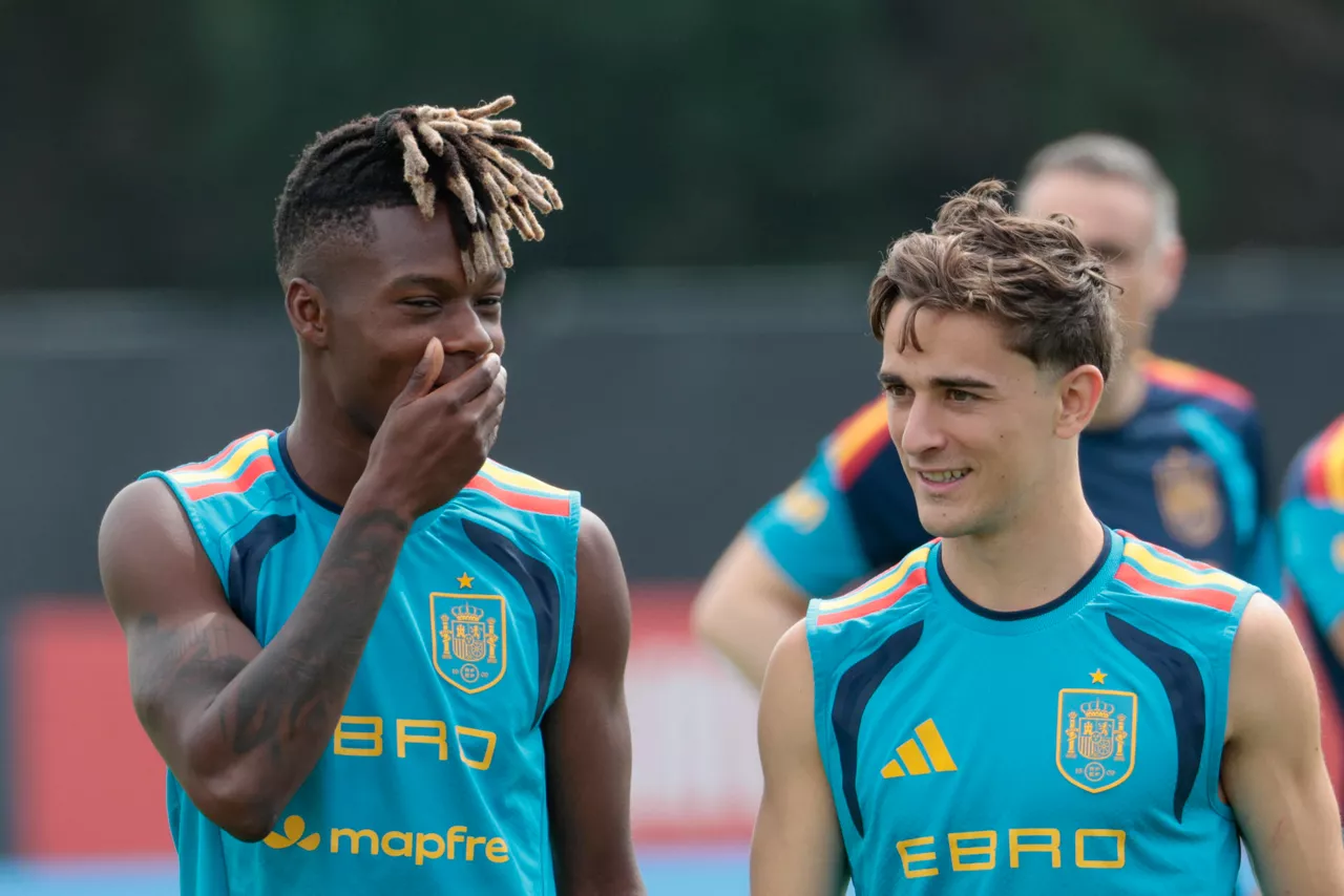 GRAF9499. CHATTANOOGA (ESTADOS UNIDOS), 16/06/2026.- El delantero español Nico Williams (i) participa en el entrenamiento de la selección tras su empate con Cabo Verde, este martes en Chattanooga (Estados Unidos). EFE/Lavandeira Jr
