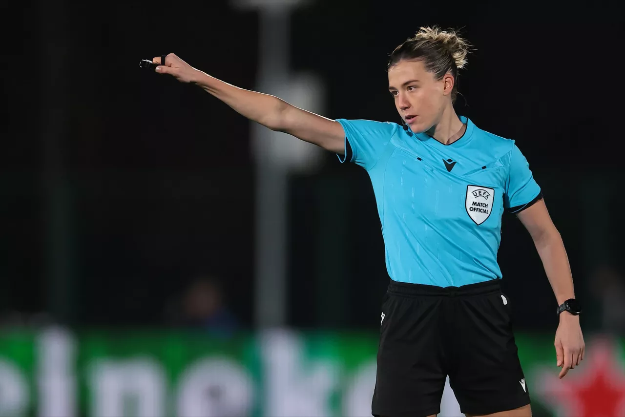 (Foto de ARCHIVO)

November 19, 2025, Biella: Biella, Italy, 19th November 2025. The Referee Olatz Rivera Olmedo of Spain reacts during the Juventus Women vs Lyonnes UEFA Womens Champions League match at Stadio Vittorio Pozzo, Biella.



Europa Press/Contacto/Jonathan Moscrop

19/11/2025