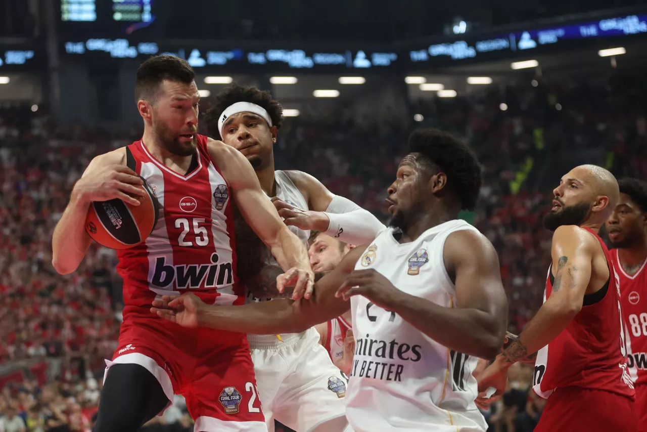 ATHENS (Greece), 24/05/2026.- Alec Peters (L) of Olympiacos in action against Andres Feliz (C) of Real Madrid during the Euroleague Basketball Final Four tournament finals match between Olympiacos Piraeus and Real Madrid, in Athens, Greece, 24 May 2026. (Baloncesto, Euroliga, Grecia, Atenas, Pireo) EFE/EPA/GEORGIA PANAGOPOULOU
