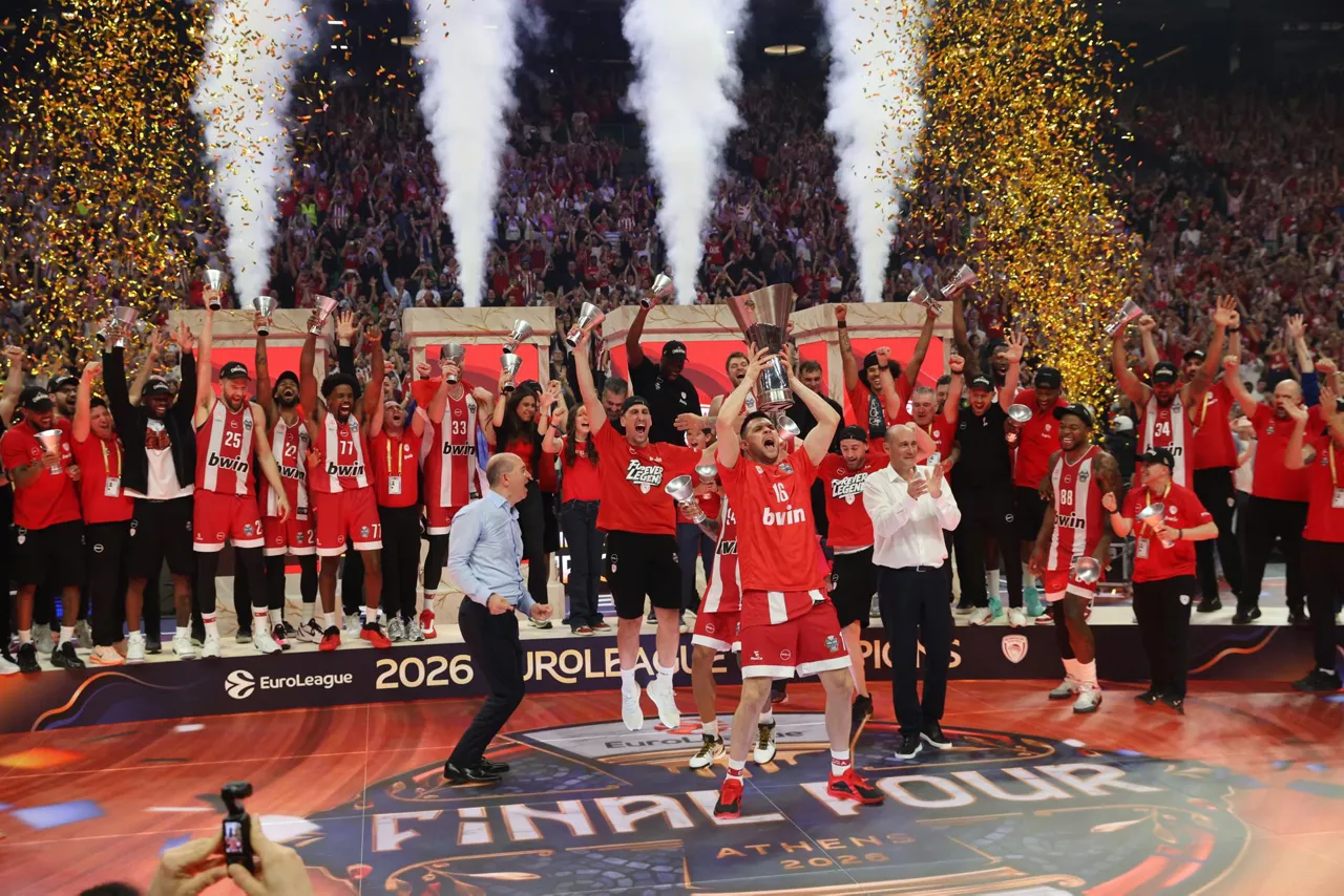 ATHENS (Greece), 24/05/2026.- Olympiacos players celebrate their victory after the Euroleague Basketball Final Four tournament finals match between Olympiacos Piraeus and Real Madrid, in Athens, Greece, 24 May 2026. (Baloncesto, Euroliga, Grecia, Atenas, Pireo) EFE/EPA/GEORGIA PANAGOPOULOU
