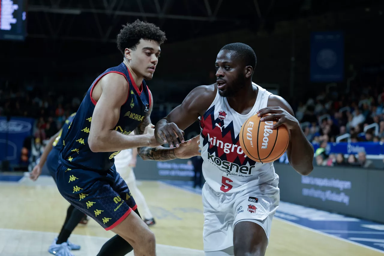 ANDORRA LA VELLA, 29/03/2026.- Eugene Omoruyi (d), ala-pívot canadiense del Kosner Baskonia intenta superar a Justin McKoy, ala-pívot estadounidense del MoraBanc Andorra, durante el partido de la vigesimocuarta jornada de la Liga Endesa de baloncesto que se disputa este domingo en el Pavelló Toni Martí de Andorra. EFE / Fernando Galindo
