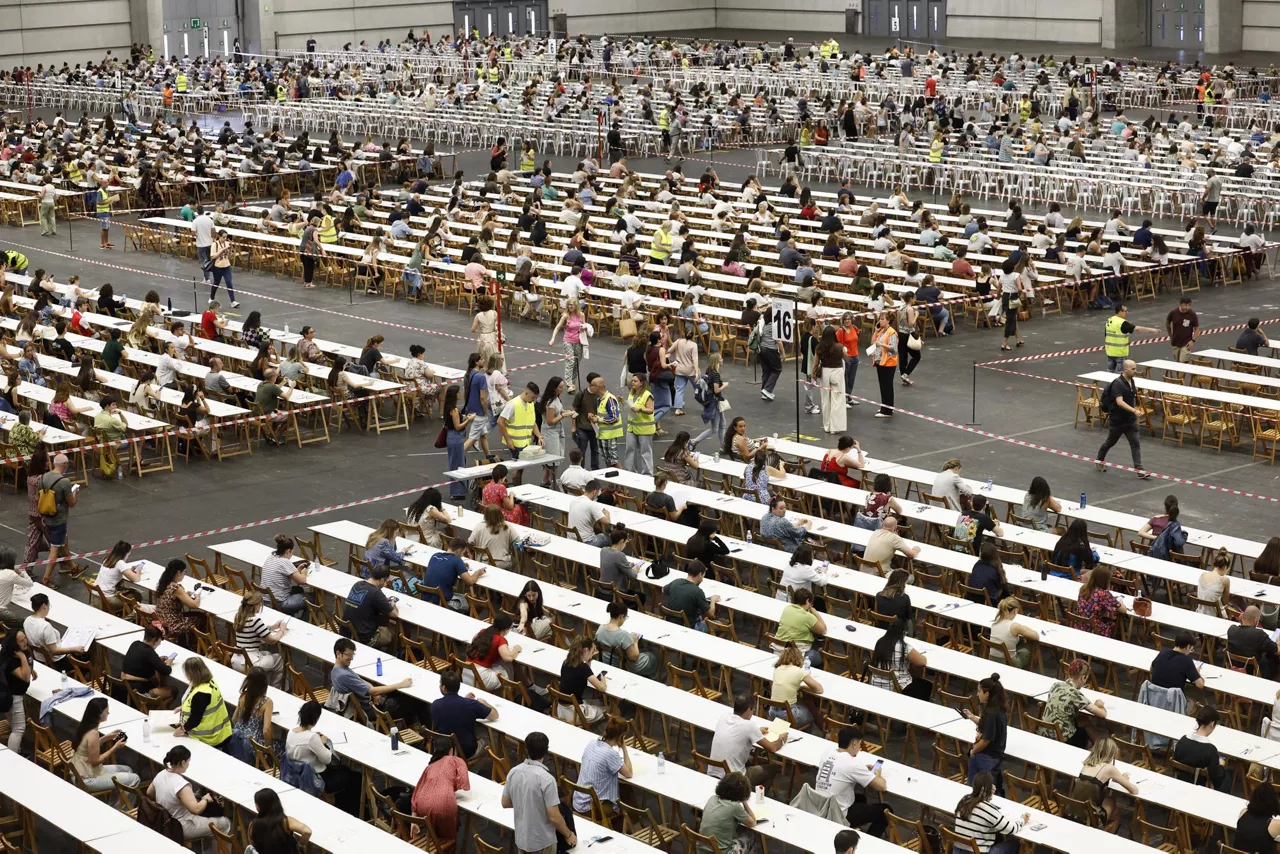 BARAKALDO (BIZKAIA), 19/06/2026.- Osakidetza ha iniciado este viernes las pruebas selectivas de la primera fase de la OPE 2023-2024-2025, un proceso histórico tanto por el número de plazas ofertadas, 3.764 de 9 categorías, como por la participación prevista, 101.693 aspirantes, a quienes ha acompañado en la primera jornada el consejero de Salud, Alberto Martínez. EFE/ Miguel Toña
