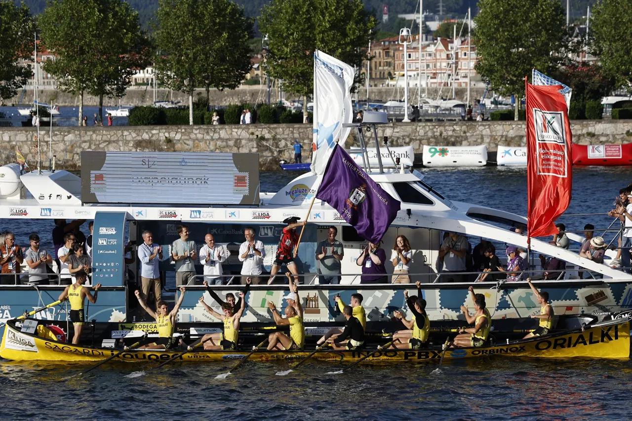 SANTURTZI (BIZKAIA), 01/08/2026.- La trainera de Orio se ha proclamado vencedora de la XLVII Ikurriña de Santurtzi la Eusko Label Liga 2026 de traineras, disputada este sábado en aguas de Santurtzi (Bizkaia). EFE/ Miguel Toña
