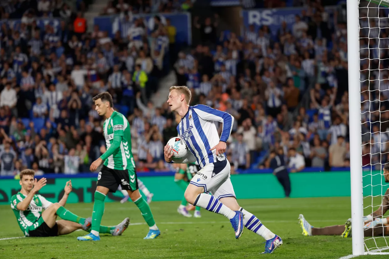 SAN SEBASTIÁN, 09/05/2026.- El delantero islandés de la Real Sociedad, Orri Oskarsson, tras conseguir el primer gol del equipo donostiarra durante el encuentro correspondiente a la jornada 35 de Laliga EA Sports que disputan este sábado Real Sociedad y Betis en el estadio de Anoeta, en San Sebastián. EFE / Juan Herrero.
