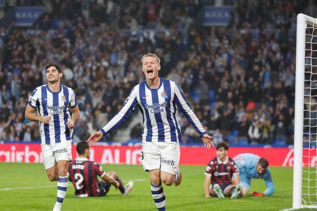 SAN SEBASTÍÁN, 25/10/2026.- El delantero islandés de la Real Sociedad, Orri Óskarsson,  celebra el primer gol del equipo donostiarra durante el encuentro correspondiente a Laliga EA Sports que disputan este domingo Real Sociedad y Levante en el estadio de Anoeta, en San Sebastián. EFE / Juan Herrero,
