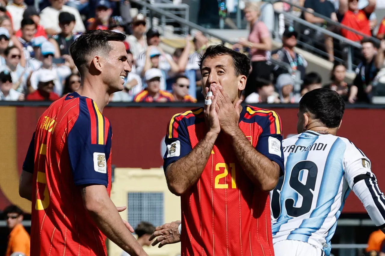 Mikel Oyarzabal (centro) lamenta una ocasión no aprovechada. Foto: EFE