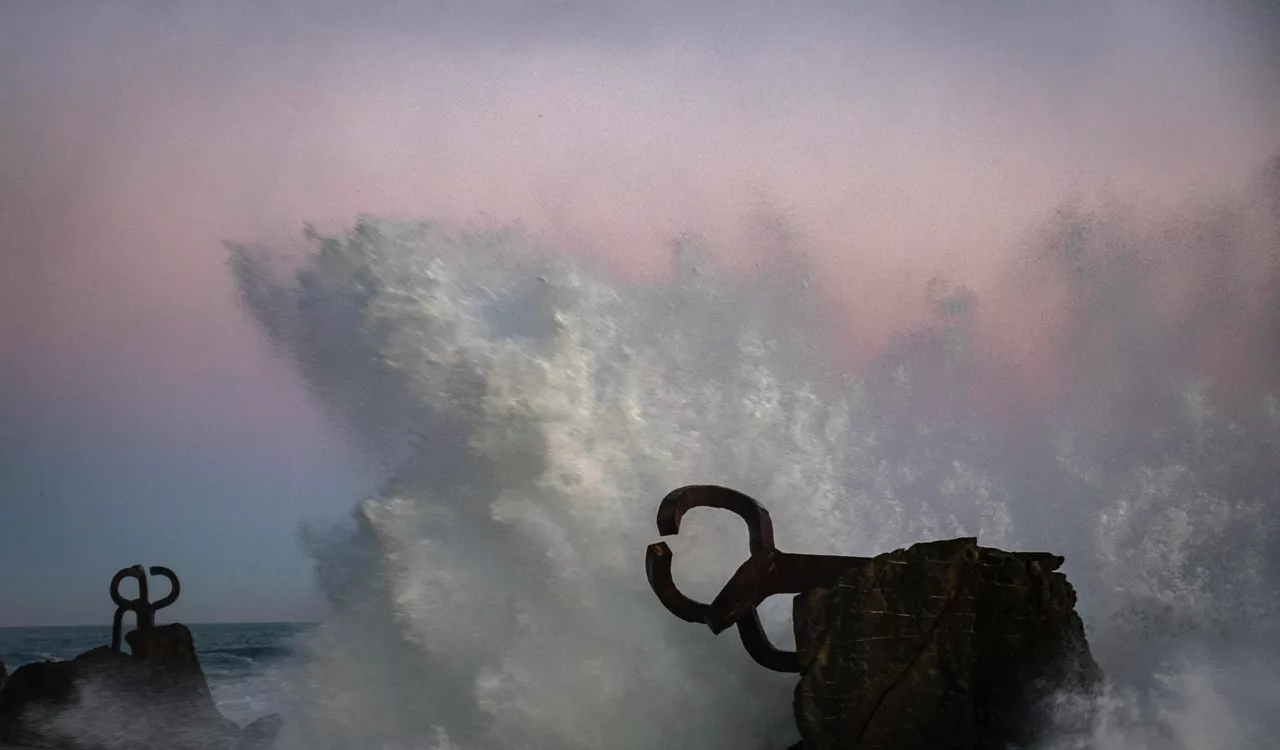 FOTODELDÍA SAN SEBASTIÁN, 04/02/2025.- Vista del oleaje a primera hora de este martes en la obra escultórica el Peine del Viento, de Eduardo Chillida. Los cielos estarán hoy poco nubosos o despejados en el País Vasco; los vientos serán flojos y variables; las temperaturas mínimas no experimentarán cambios, las máximas iniciarán un ligero o moderado ascenso y se registrarán heladas débiles en puntos de Álava. EFE/Javier Etxezarreta
