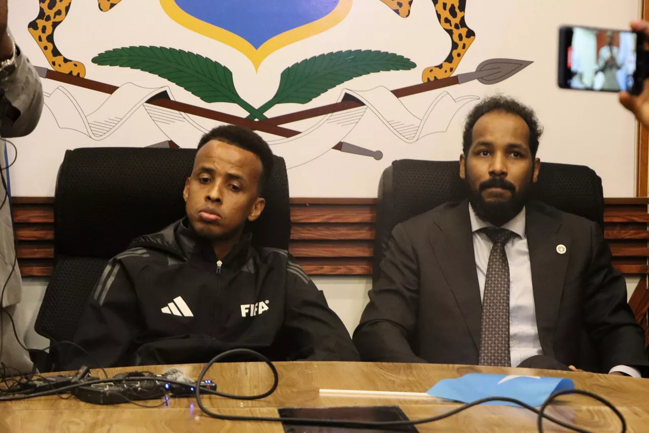 MOGADISHU (Somalia), 10/06/2026.- FIFA referee Omar Abdulkadir Artan (L) attends a press conference after arriving in Mogadishu, Somalia, 10 June 2026. Artan was given a hero's welcome after US authorities denied him entry to the 2026 FIFA World Cup. (Mundial de Fútbol, Mogadiscio) EFE/EPA/SAID YUSUF WARSAME
